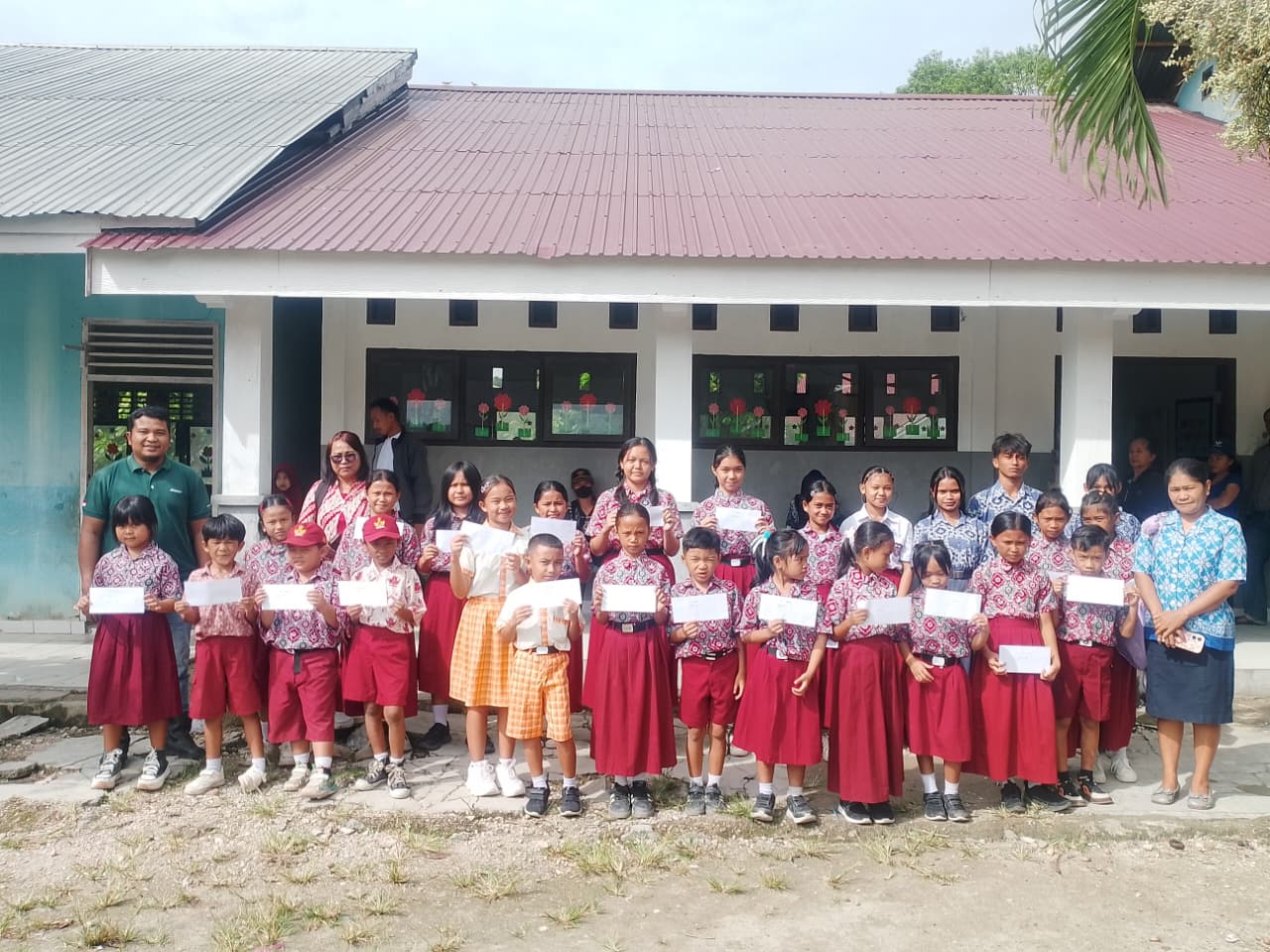 Penyerahan beasiswa PT Sawit Jaya Abadi 2 kepada siswa berprestasi di SDN 1 Taripa.