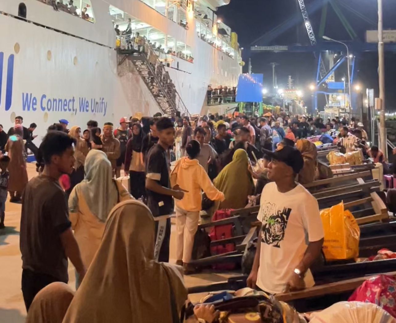 Lonjakan penumpang terlihat di Pelabuhan Pantoloan Palu saat puncak arus mudik Lebaran 2026.