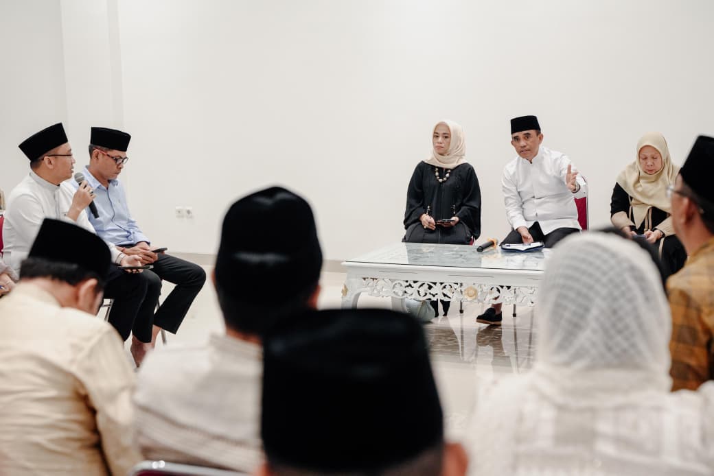 Gubernur Sulteng Anwar Hafid memimpin rapat di tengah cuti bersama Idulfitri, menegaskan pelayanan publik tetap berjalan optimal.