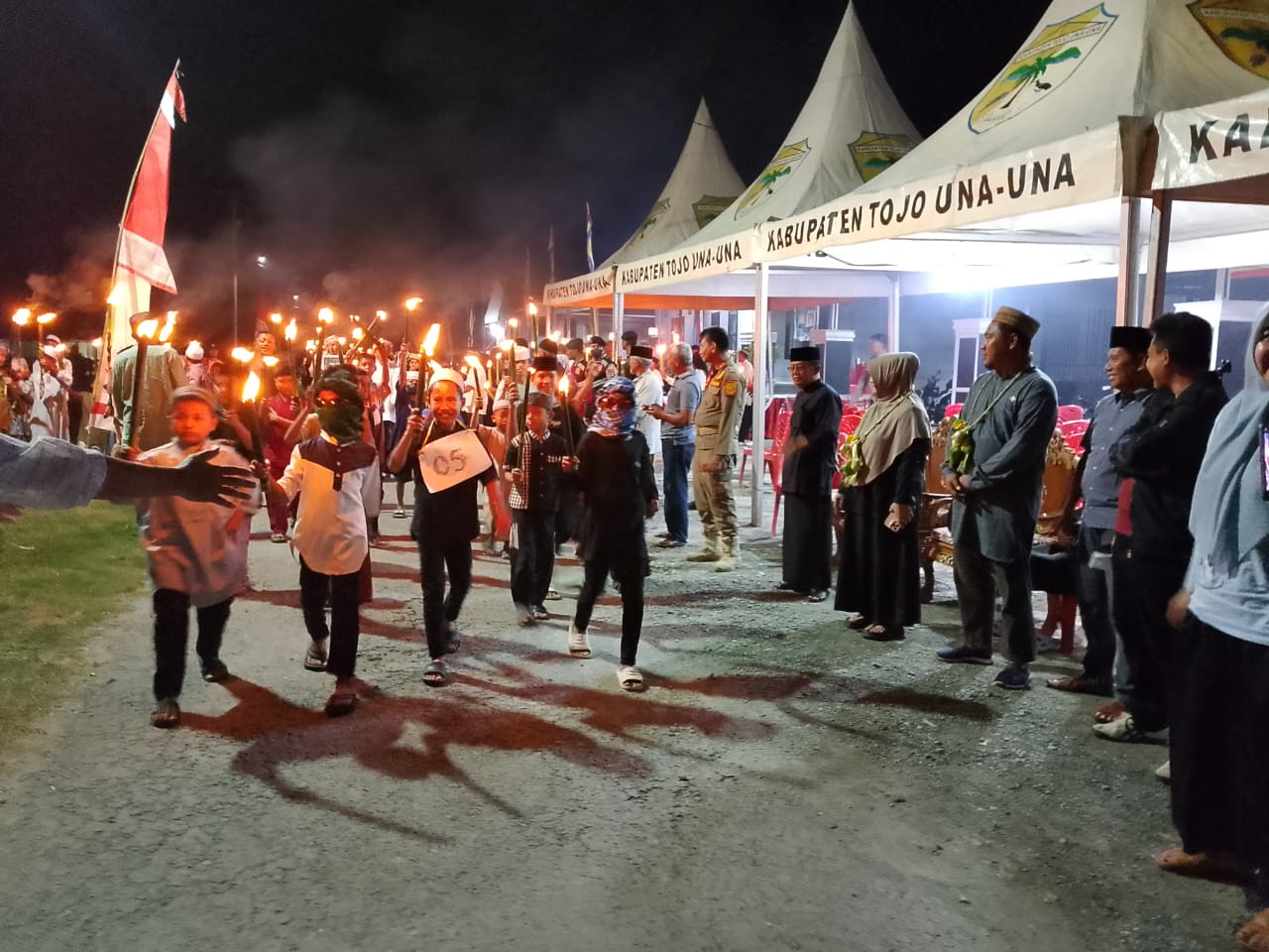 Pawai obor menjadi salah satu agenda tahunan masyarakat Tojo Una-una, menambah berkah dan membuat hati lebih bahagia di hari Raya 