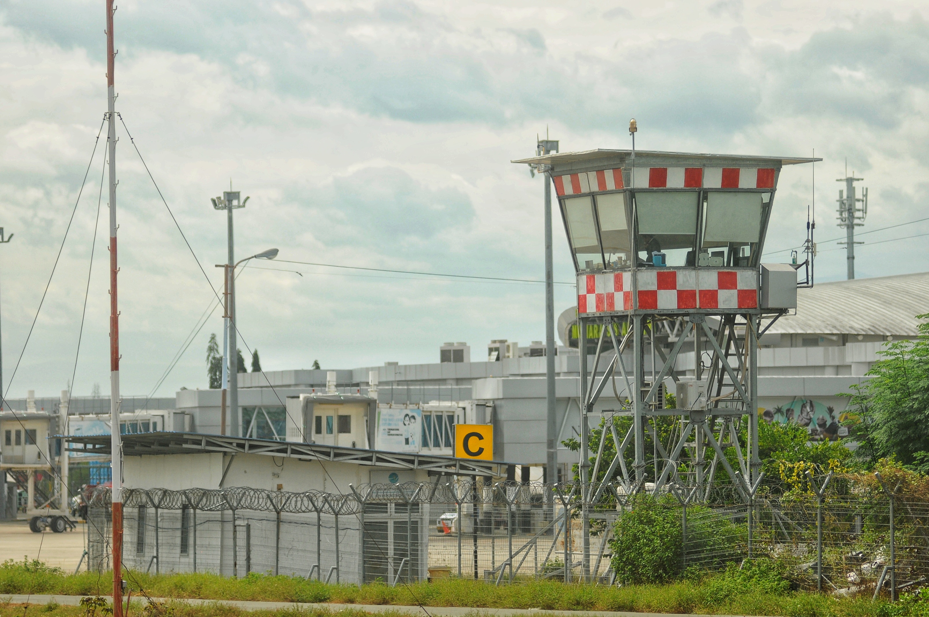 Tower AirNav di Bandara Internasional Mutiara Sis Al Jufri.