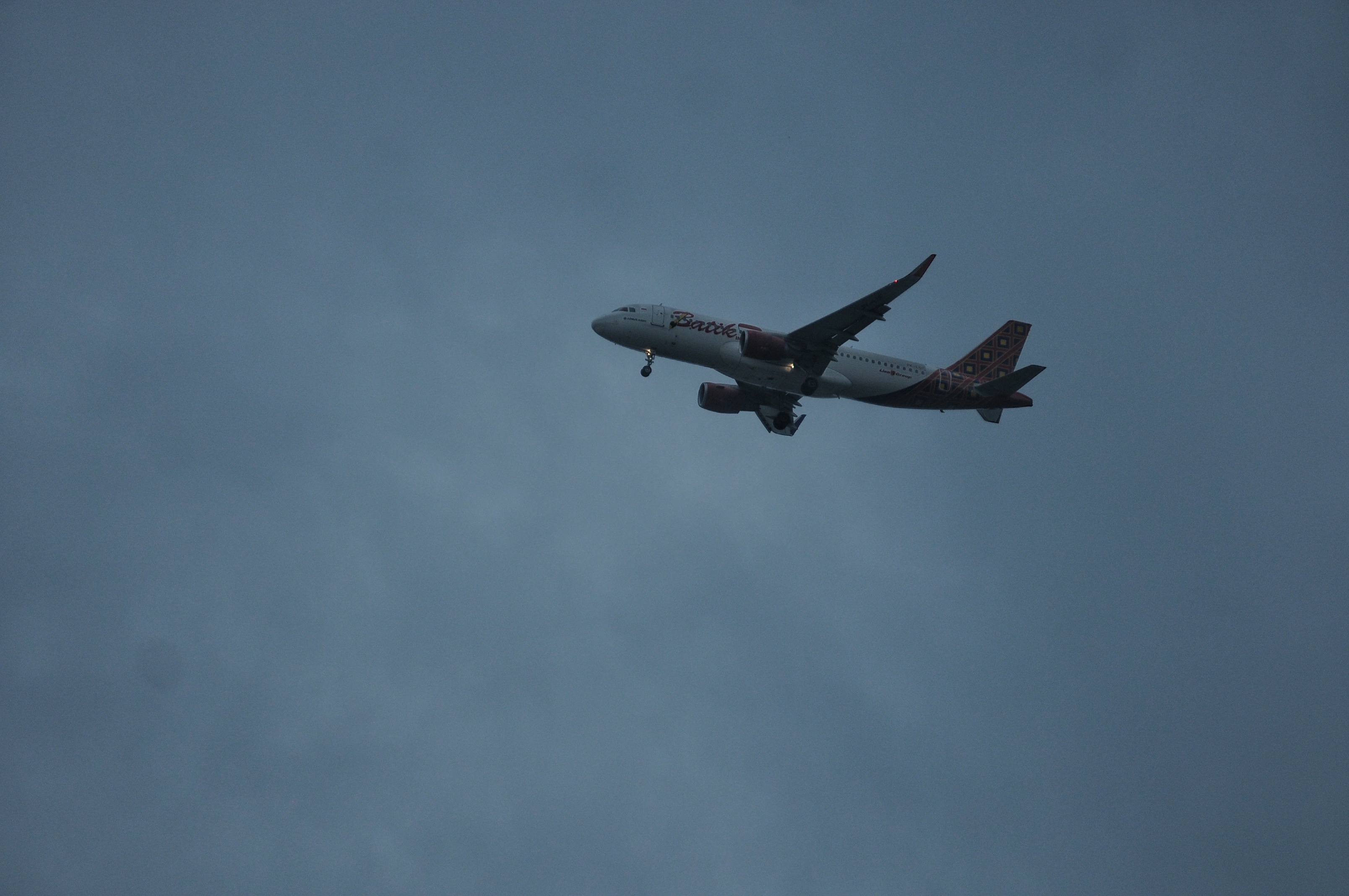 Salah satu faktor utama adalah cuaca ekstrem, seperti hujan lebat, petir, dan angin kencang yang dapat menurunkan jarak pandang dan berdampak pada operasional penerbangan.