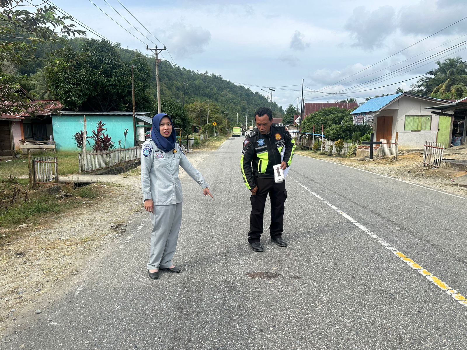 Petugas Satlantas Polres Poso dan Jasa Raharja saat melakukan olah TKP kecelakaan maut di Desa Kuku yang menewaskan seorang pejalan kaki.
