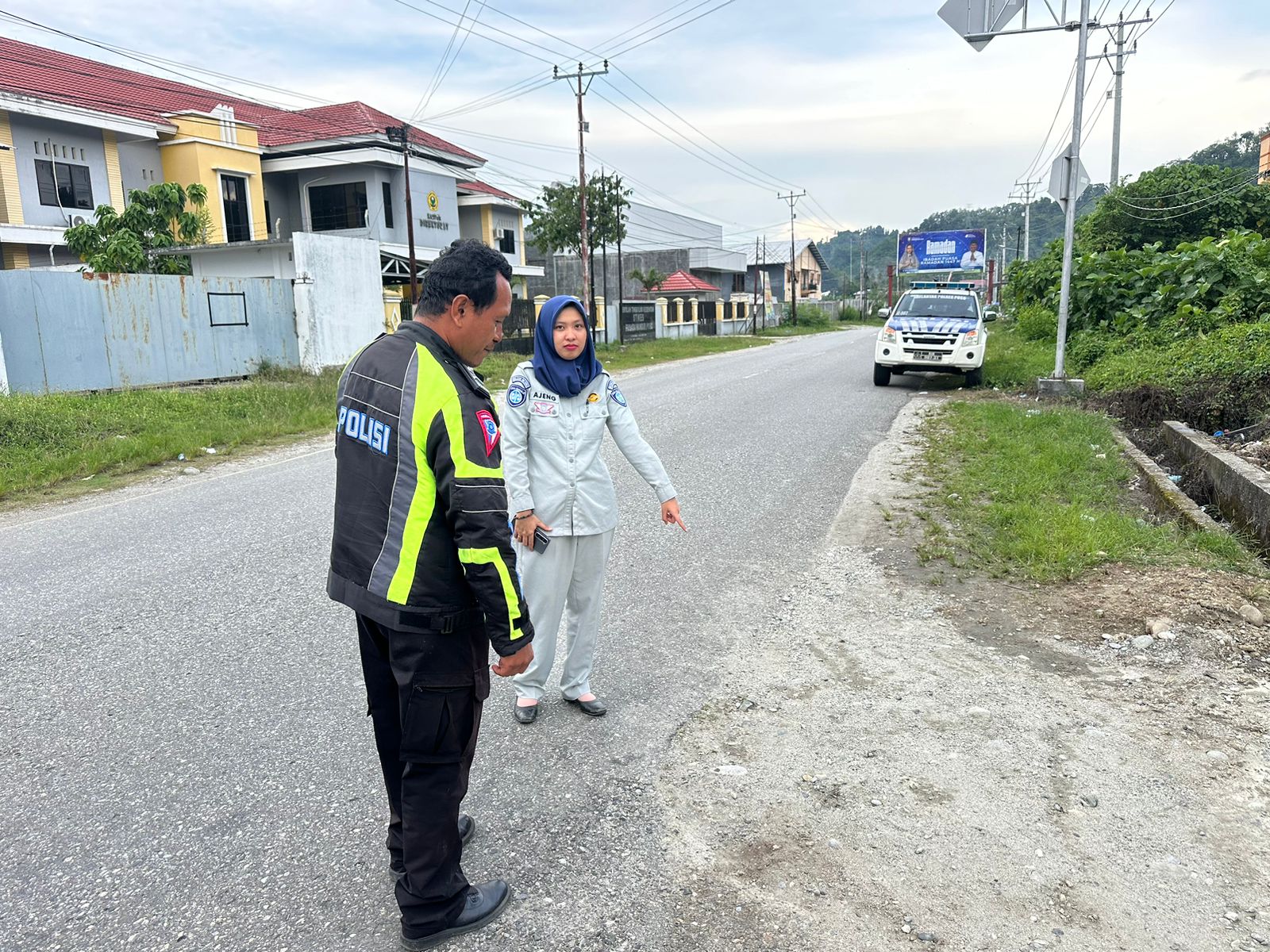 Petugas kepolisian dan Jasa Raharja melakukan olah TKP kecelakaan antara sepeda motor dan mobil pick up di Jalan P. Batam, Poso, yang menewaskan satu pengendara.