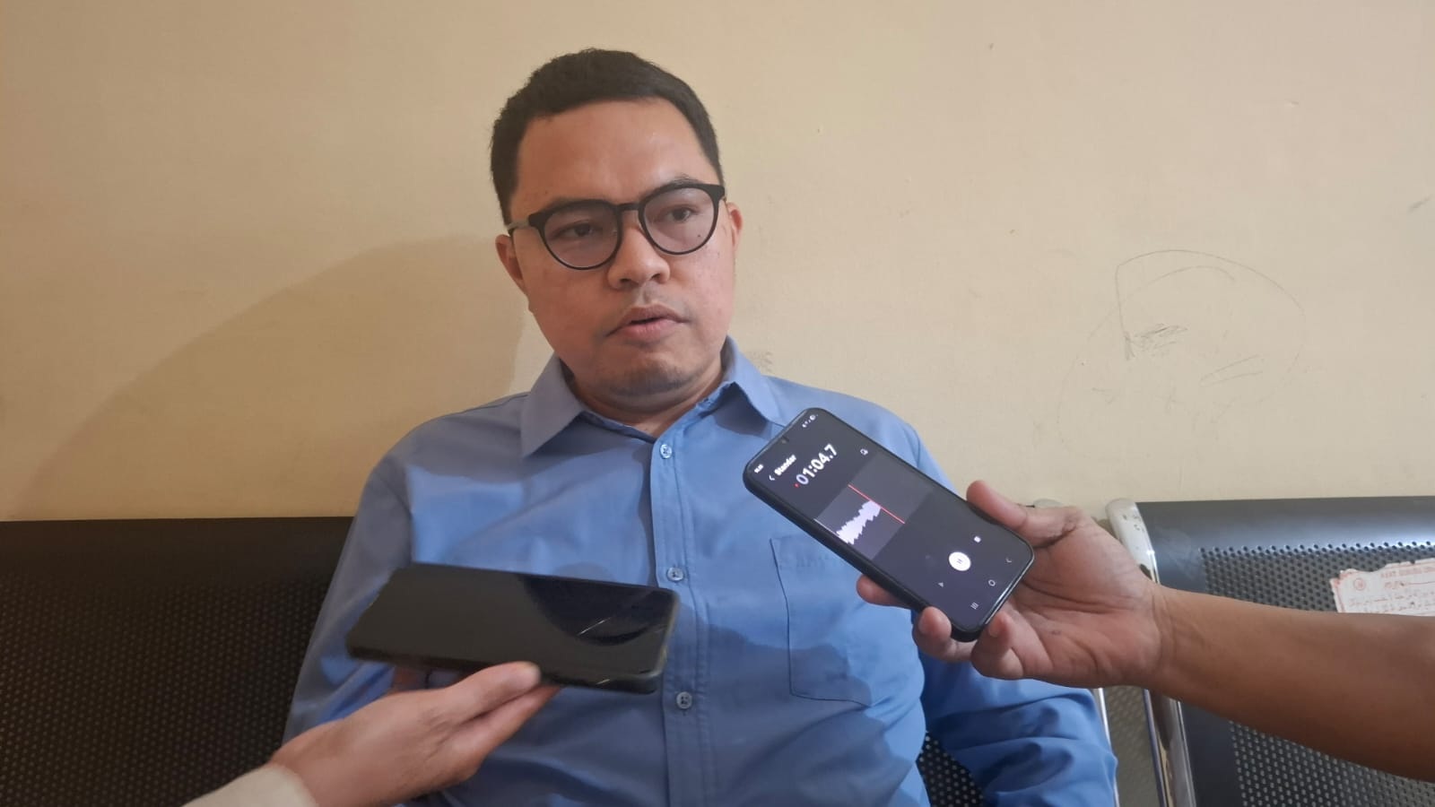 TERBATAS: Penukaran uang kecil di Bank Sulteng sangat dibatasi, masyarakat dihimbau untuk berjaga jaga dalam penggunaan uang, Selasa 17 Maret 2026.(FOTO: RAHMAT FADHIL/RADAR PALU).  