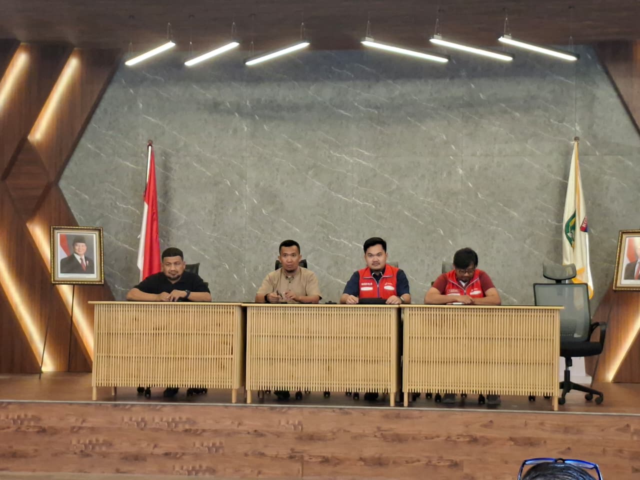 Rapat koordinasi membahas ketersediaan stok BBM jelang lebaran idulfitri di Kantor Walikota Palu.