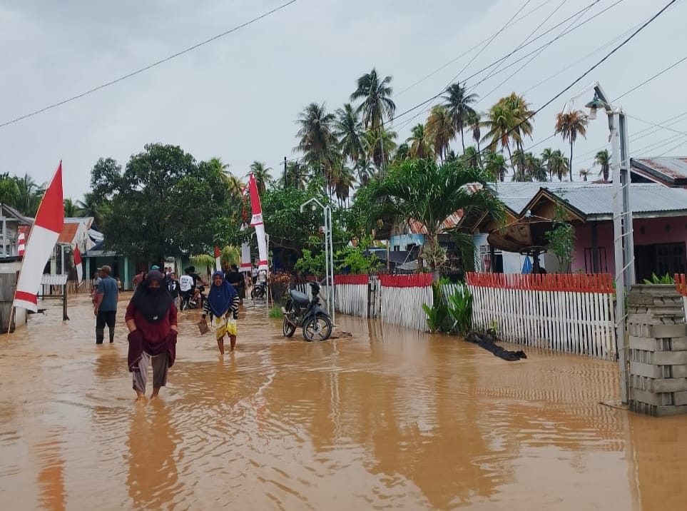 Banjir merendam permukiman warga di Desa Lobu dan Moutong Utara, Parigi Moutong, akibat tanggul sungai jebol usai hujan deras.