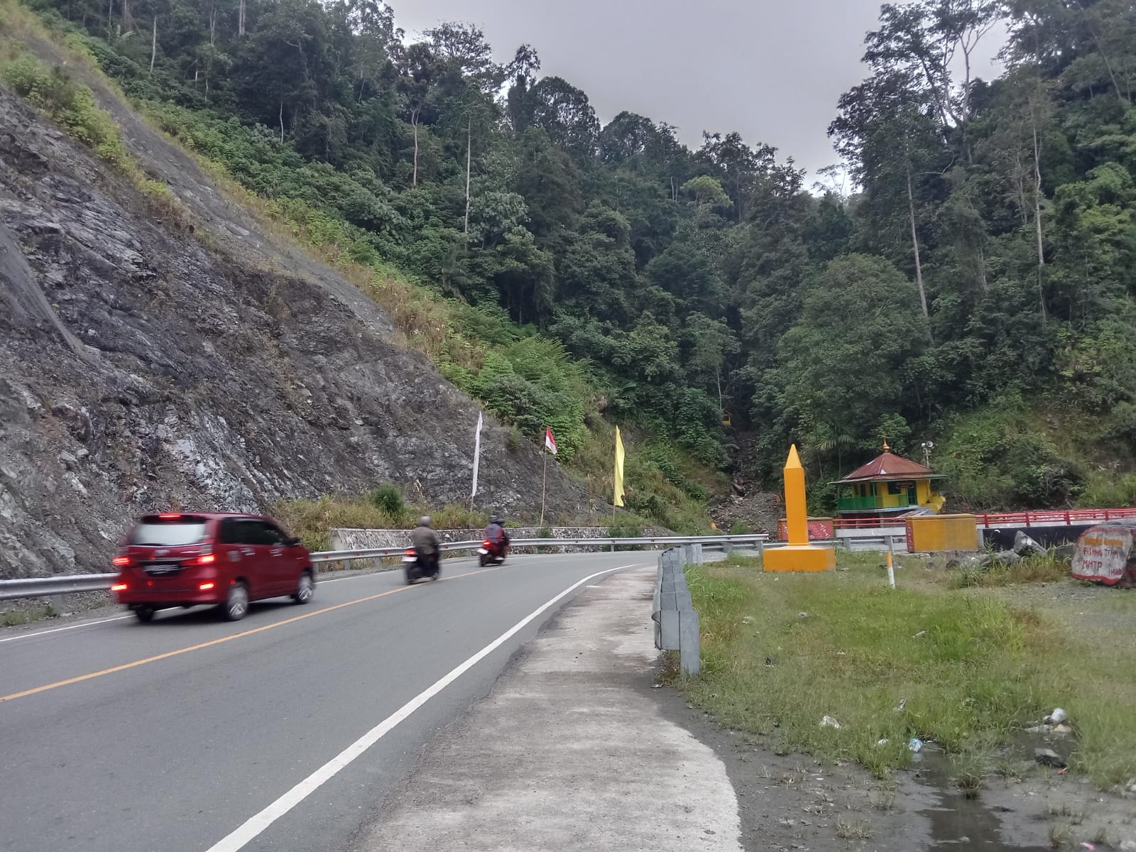  Kendaraan roda empat dan roda dua melintas lancar di jalur Trans Sulawesi kawasan Kebun Kopi, Sulawesi Tengah, H-1 Lebaran 2026.