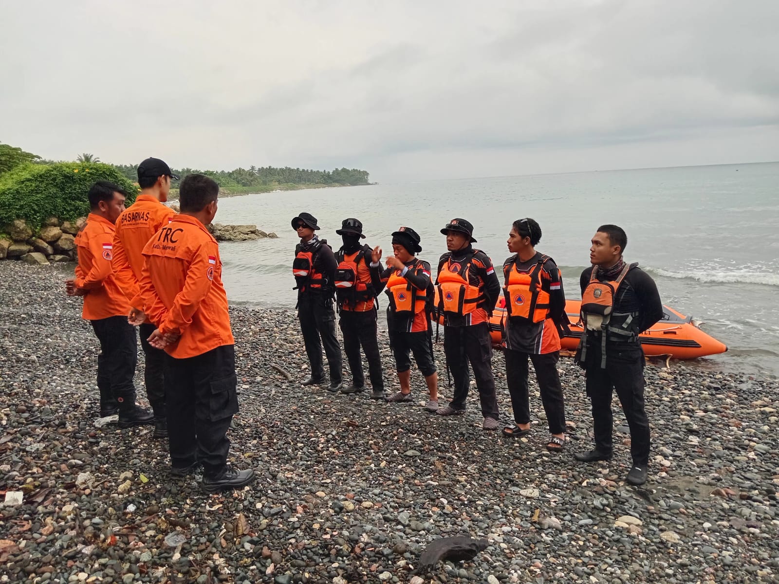 Memasuki hari kelima (H.5), tim SAR gabungan terus memaksimalkan pencarian terhadap seorang nelayan yang dilaporkan jatuh dari perahu saat memancing di perairan Desa Lanona, Morowali, Sulawesi Tengah.