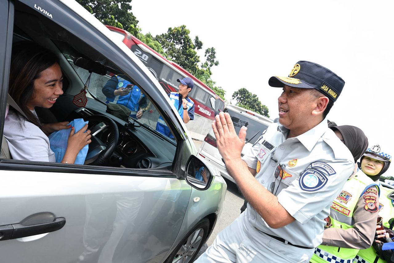 Direktur Utama PT Jasa Raharja, Muhammad Awaluddin, menghadiri kegiatan flag off pemberlakuan rekayasa lalu lintas one way nasional, Rabu (18/3/2026).