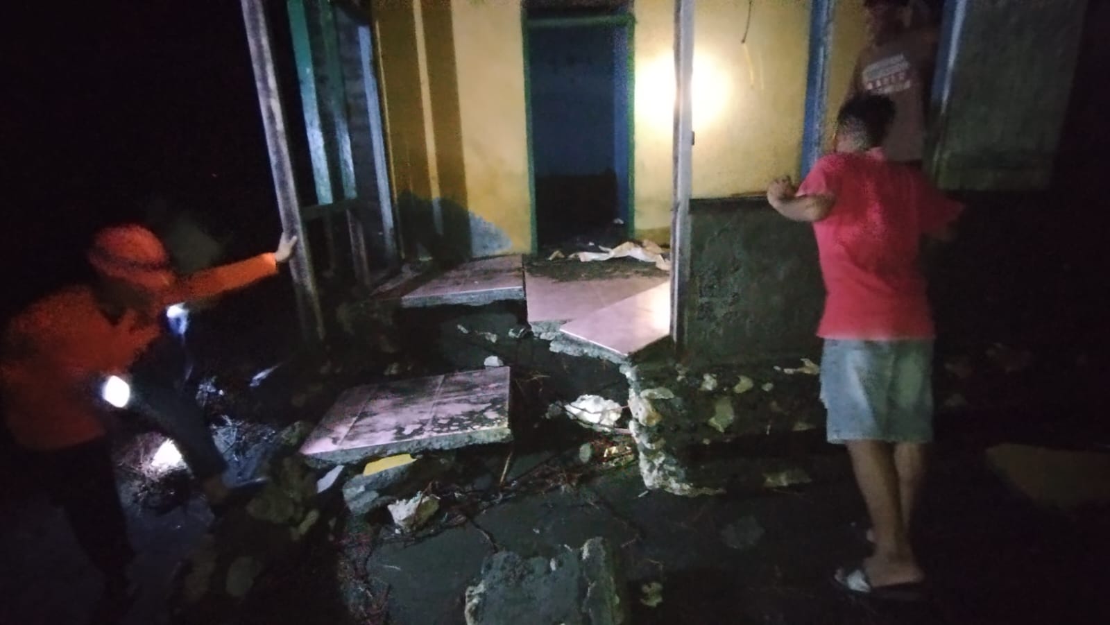 Sebanyak 30 unit rumah dilaporkan mengalami kerusakan, dengan rincian tujuh rumah rusak berat.