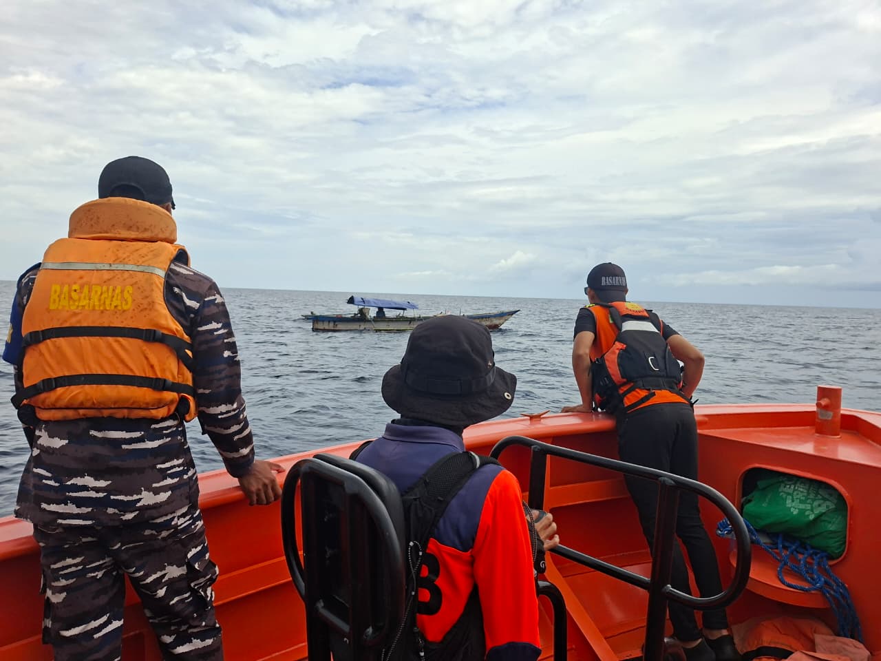 Kapal motor (KM) Elnas III yang dilaporkan mengalami mati mesin dan hilang kontak di perairan Teluk Tomini, Kabupaten Tojo Unauna, Sulawesi Tengah, akhirnya ditemukan dalam kondisi selamat.