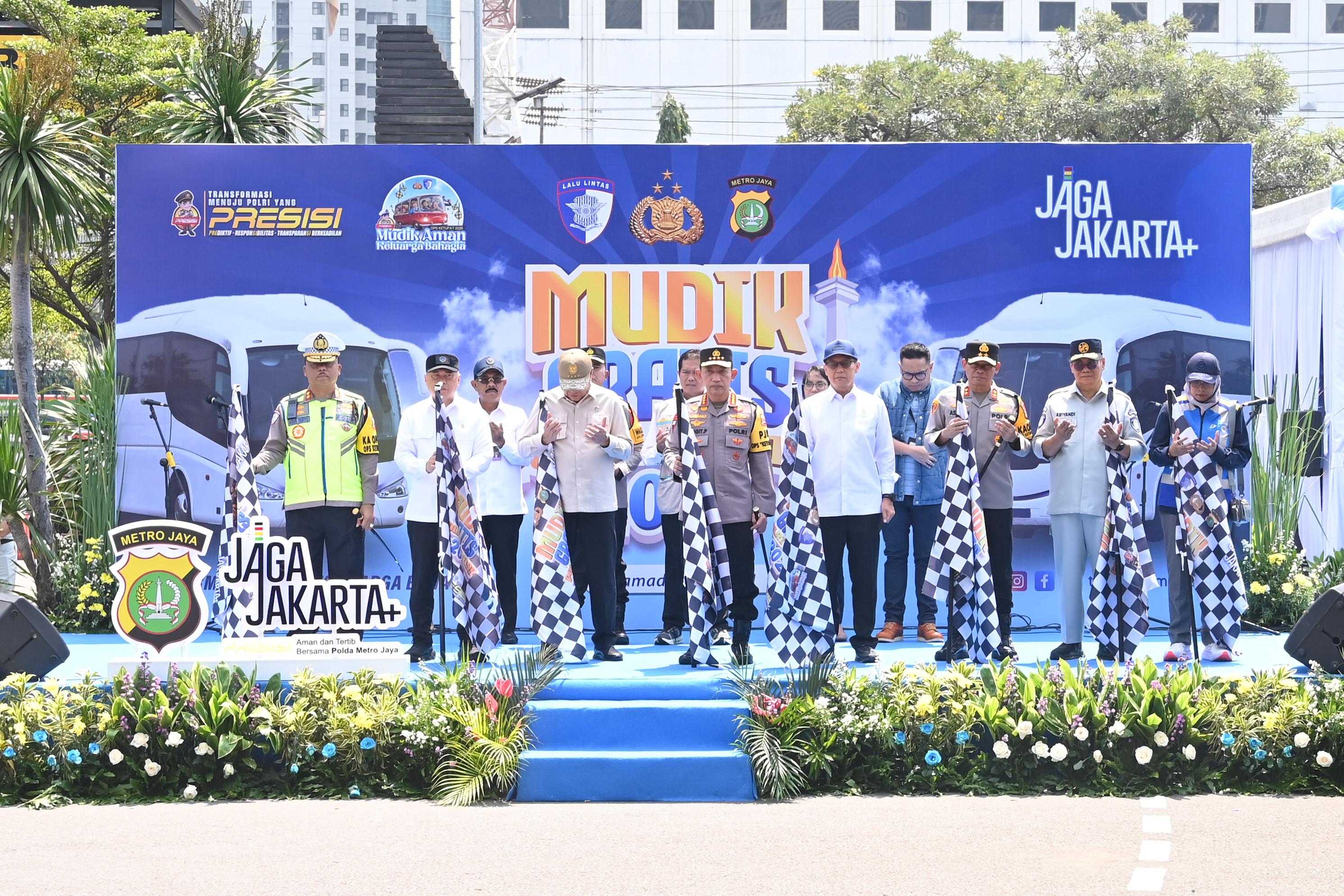 Pelepasan peserta program Mudik Gratis Polri Presisi 2026 yang berlangsung di Lapangan Polda Metro Jaya, Jakarta, Selasa (18/3).