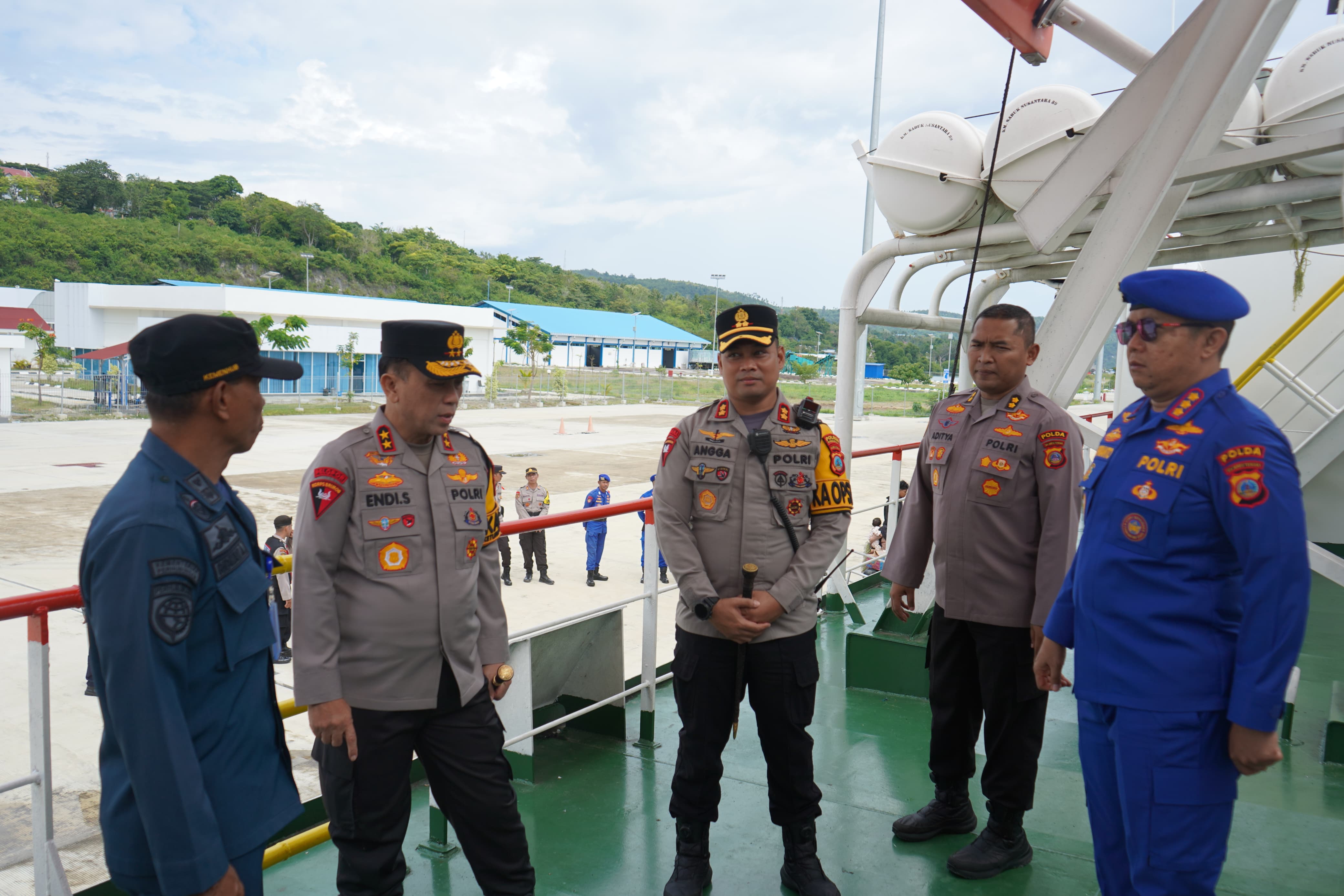 Jajaran PJU Polda Sulteng saat melakukan pemantauan langsung di Pos Pengamanan wilayah Polres Banggai guna memastikan kesiapan Operasi Ketupat Tinombala 2026.