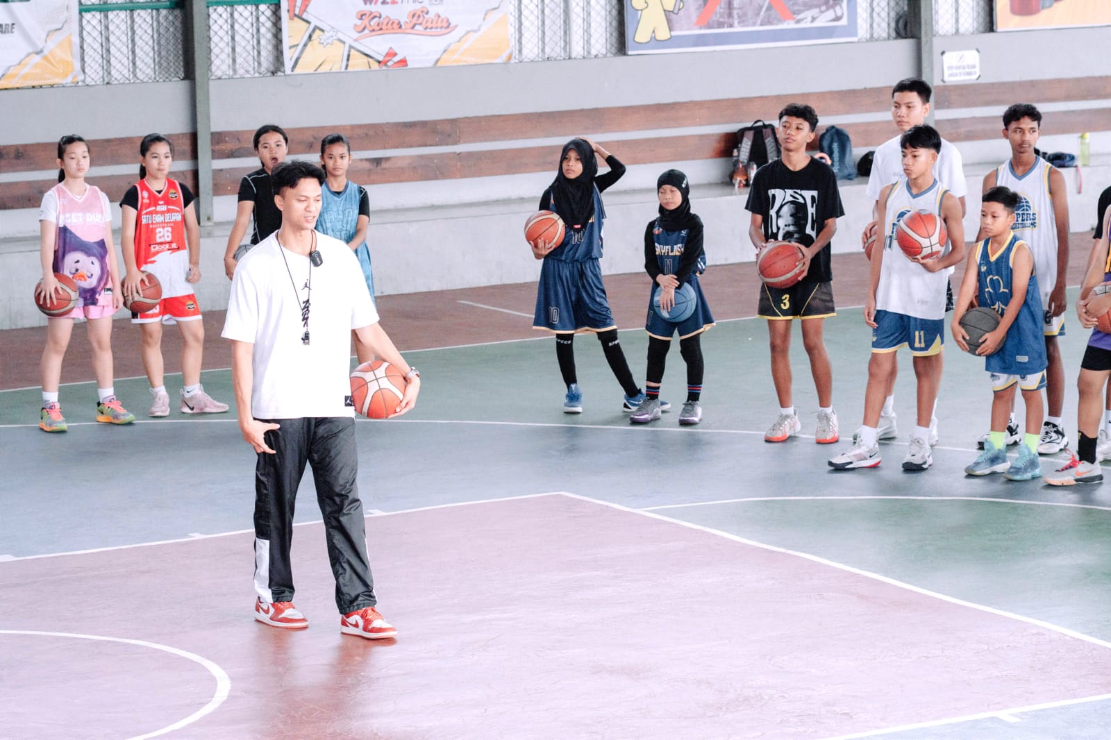 Gabriel Batistuta Risky memberikan arahan teknik dasar kepada peserta dalam Coaching Clinic Basketball 2026 di Lapangan Karuna Dipa, Palu, Rabu (18/3/2026).