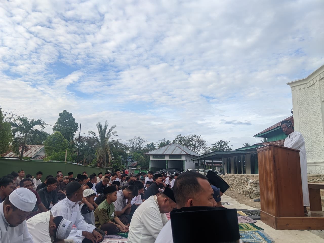 SALAT IDUL FITRI: Warga Muhammadiyah Kotaraya, Mepanga, Parimo, menunaikan salat Idul Fitri di pelataran Masjid Al-Hikmah, Jumat (20/3/2025).(FOTO: RAHMAT FADHIL/RADAR PALU).  