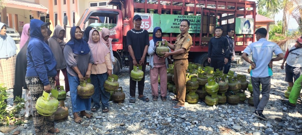 SERAHKAN BANTUAN: Warga Desa Sidoan menerima tabung gas LPG 3 kg gratis yang disalurkan Pemerintah Kabupaten Parigi Moutong melalui Dinas Perindustrian dan Perdagangan, Rabu 18 Maret 2026.(FOTO: ISTIM