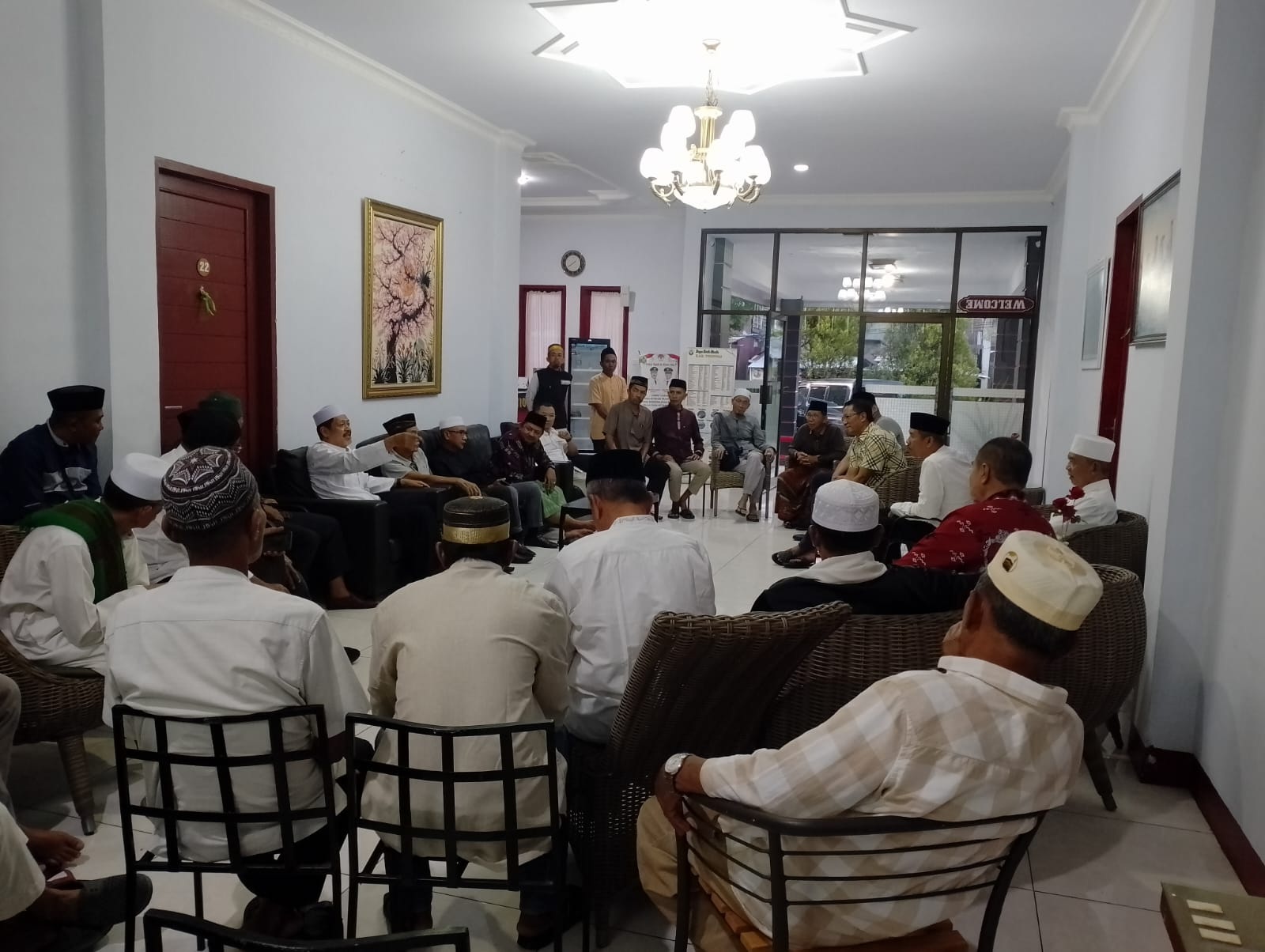 RAPAT: Tampak Ketua KKSS Tolitoli, Andi Ahmad Syarif, bersama Menkum RI Supratman Andi Agtas berdiskusi mengenai MBG.(FOTO: AHMAD HAMDANI/RADAR PALU).  