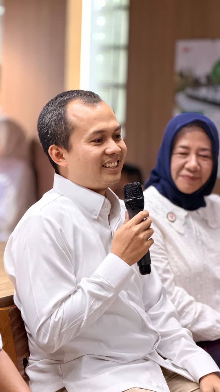 Dokumentasi: Dr. Muhammad Zaki Almuzakki memaparkan riset L-TEAM tentang sistem logistik cerdas berbasis kendaraan otonom (2026).