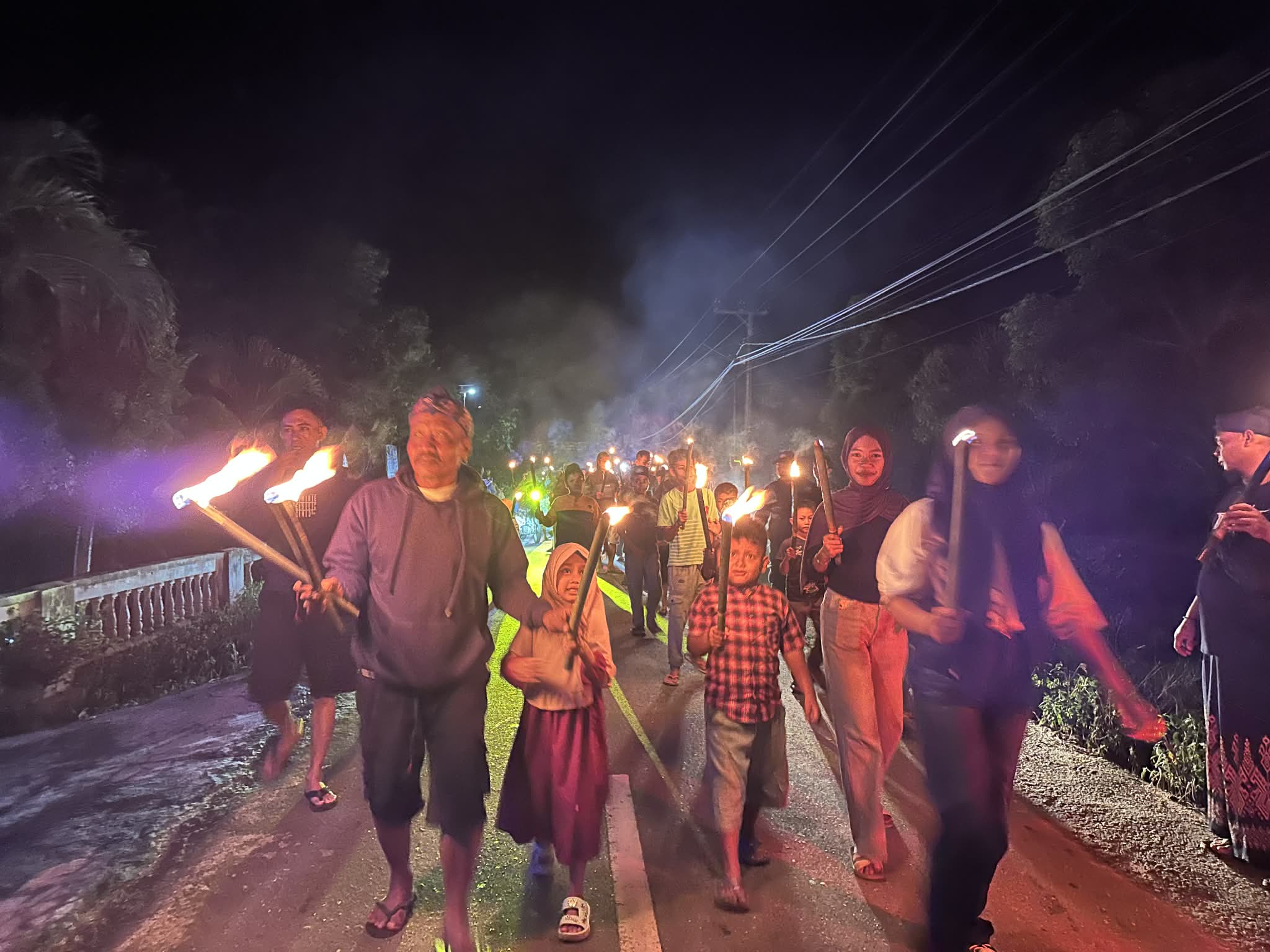 Warga Desa Wanagading dan Desa Bukit Makmur, Kecamatan Bolano Lambunu, mengikuti pawai obor pada Jumat (20/3/2026) malam sebagai bentuk suka cita menyambut kemenangan Idul Fitri 1447 Hijriah.