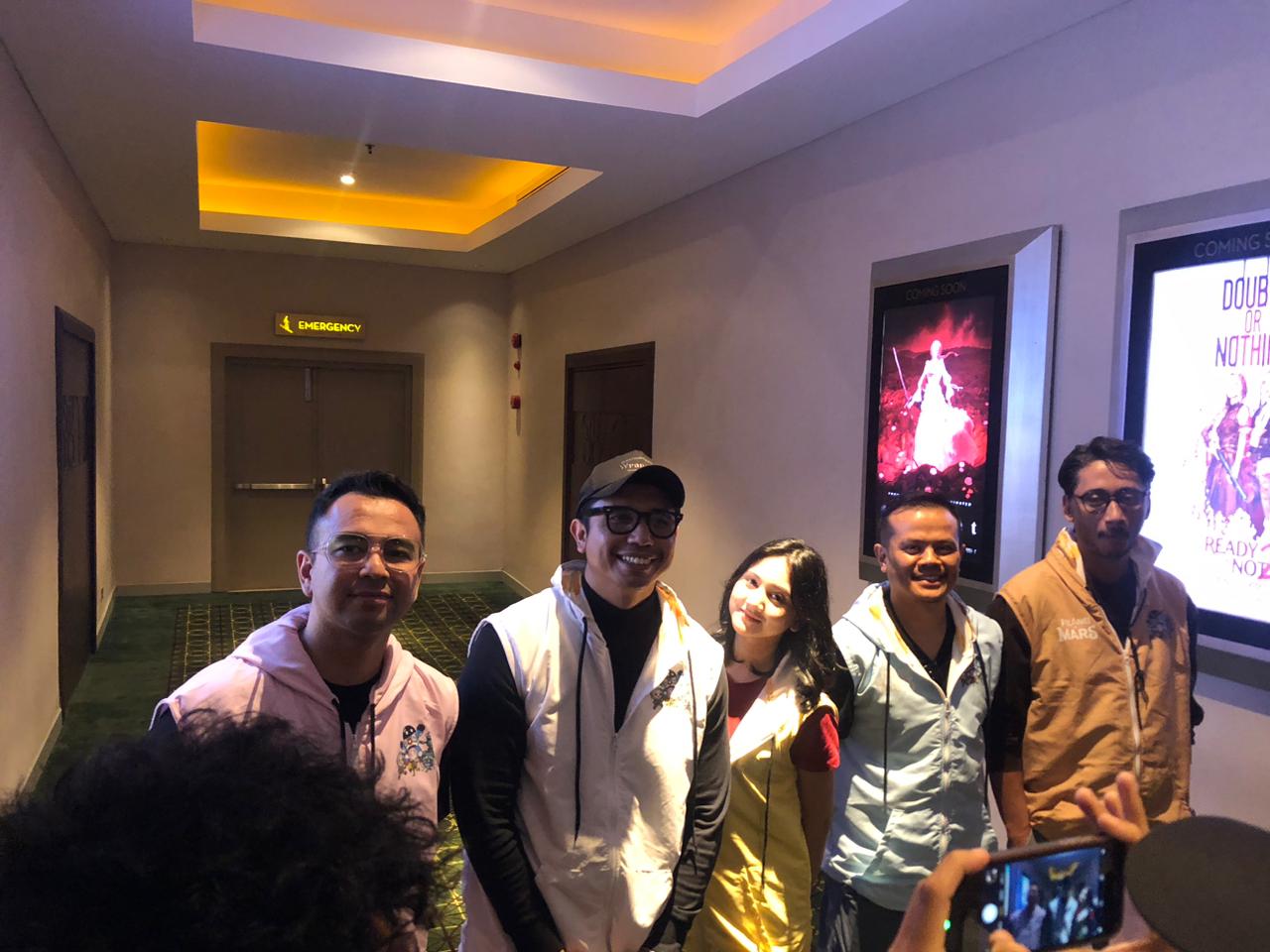 Raffi Ahmad bersama tim film Pelangi di Mars saat menghadiri acara promosi di XXI Palu Grand Mall.