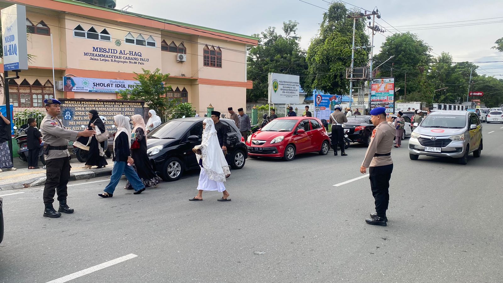 Personel Kepolisian Daerah Sulawesi Tengah bersiaga melakukan pengamanan dan pengaturan arus lalu lintas saat pelaksanaan Sholat Idul Fitri 1447 H warga Muhammadiyah di sejumlah titik di Palu.