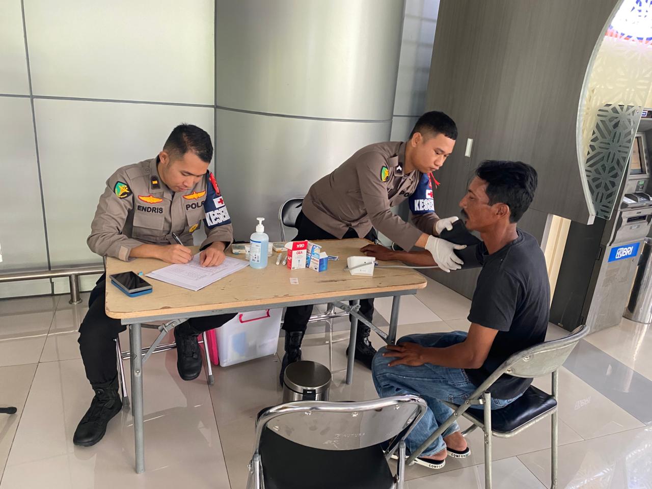 Petugas Subsatgas Dokkes Operasi Ketupat Tinombala 2026 melakukan pemeriksaan kesehatan gratis kepada pemudik di salah satu pos pelayanan di Palu.