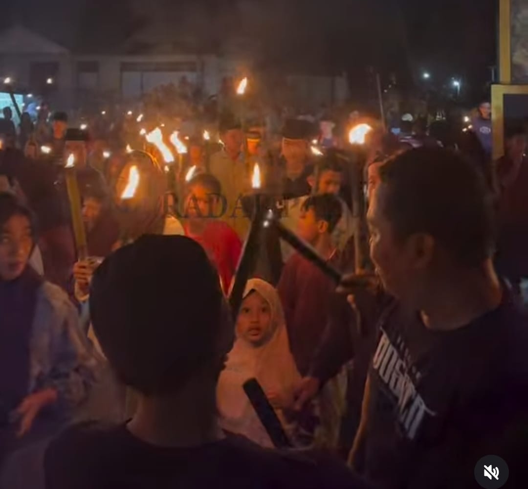 Warga Desa Wanagading dan Bukit Makmur mengikuti pawai obor Idul Fitri di Bolano Lambunu, Parigi Moutong, Jumat malam.
