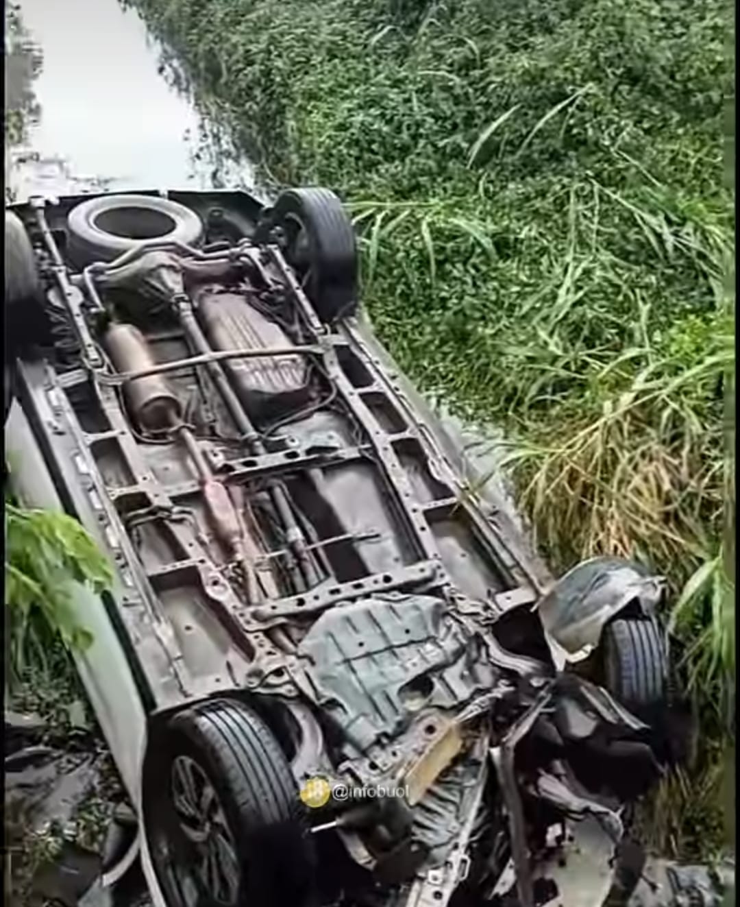  Mobil terbalik di Kecamatan Momunu, Buol, Jumat (20/3/2026) setelah menghantam duiker dan masuk ke saluran air.