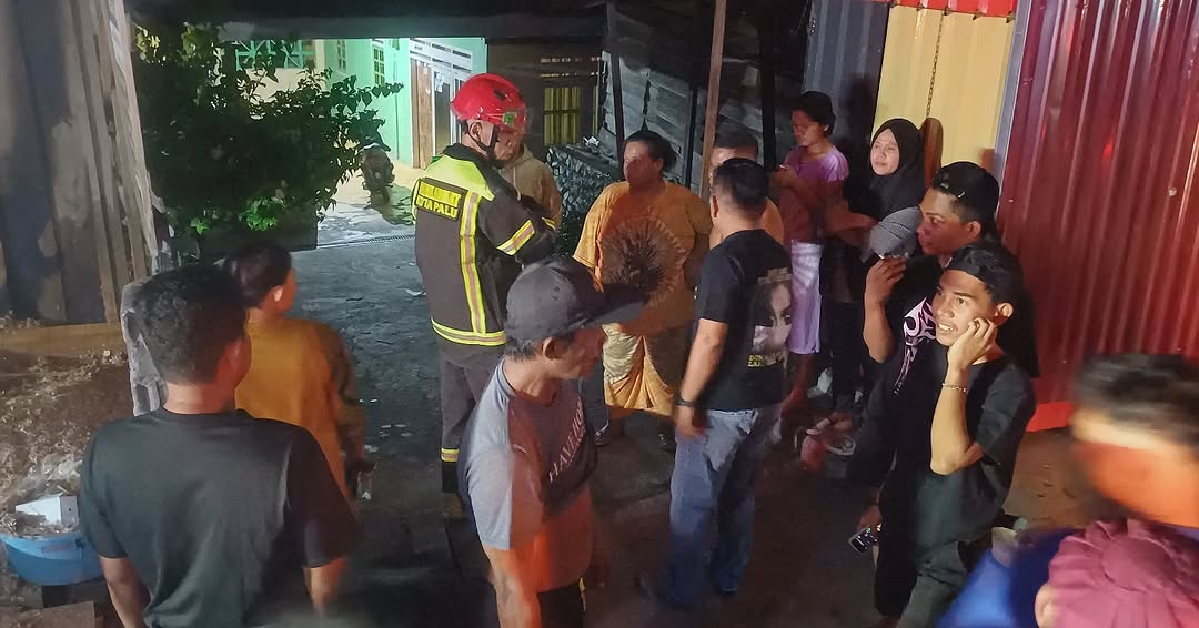 Sebuah bangunan usaha meubel di Jalan Veteran, Kelurahan Tanamodindi, Kecamatan Mantikulore, Kota Palu, nyaris hangus terbakar, Jumat (20/3) malam.