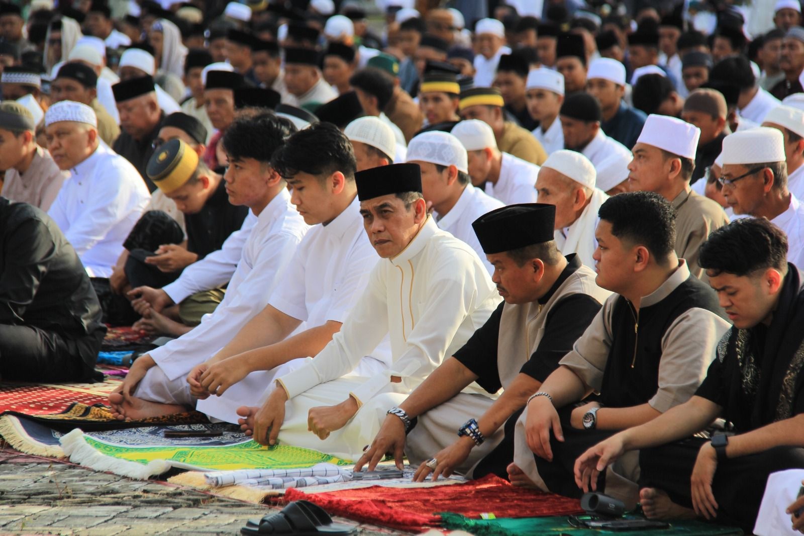 KHIDMAT: Ratusan jamaah memadati halaman Kantor Bupati Parigi Moutong saat pelaksanaan Salat Ied, Sabtu (21/3/2026).(FOTO: ISTIMEWA/RADAR PALU).   
