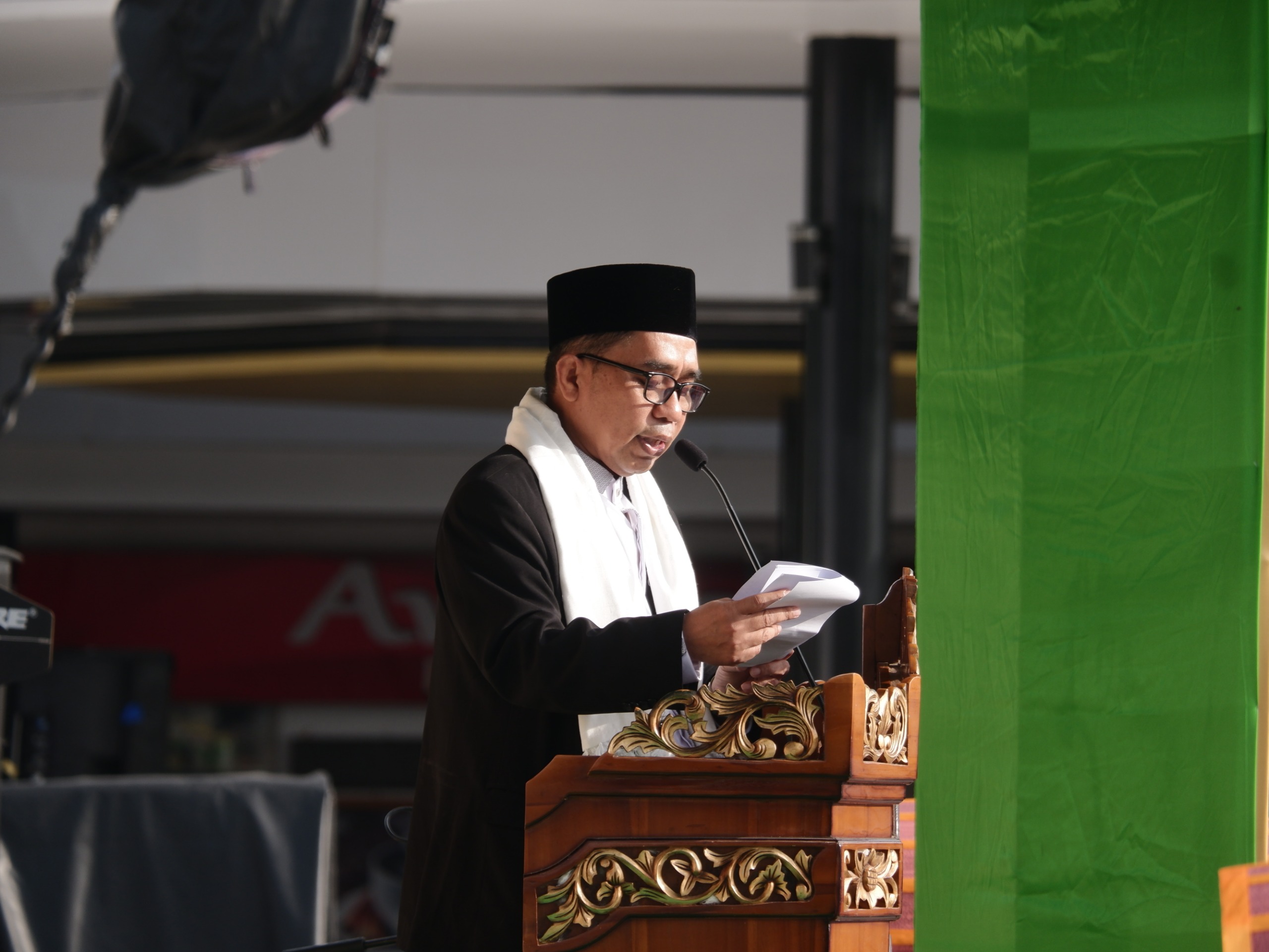 TEKANKAN TAQWA DALAM PEMBANGUNAN: Khatib Sahran Raden menyampaikan pesan penting mengenai peran ketakwaan dalam kehidupan sekaligus pembangunan di Kota Palu.