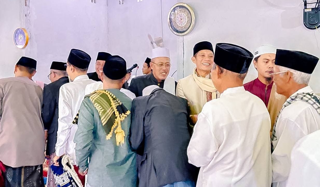 MENYALAMI: Wabup Morut, H. Djira Kendjo, menyalami masyarakat usai mengikuti salat Id 1447 Hijriah di Desa Baturube, Kecamatan Bungku Utara, Sabtu (21/03/2026). (FOTO: ISTIMEWA/RADAR PALU)  