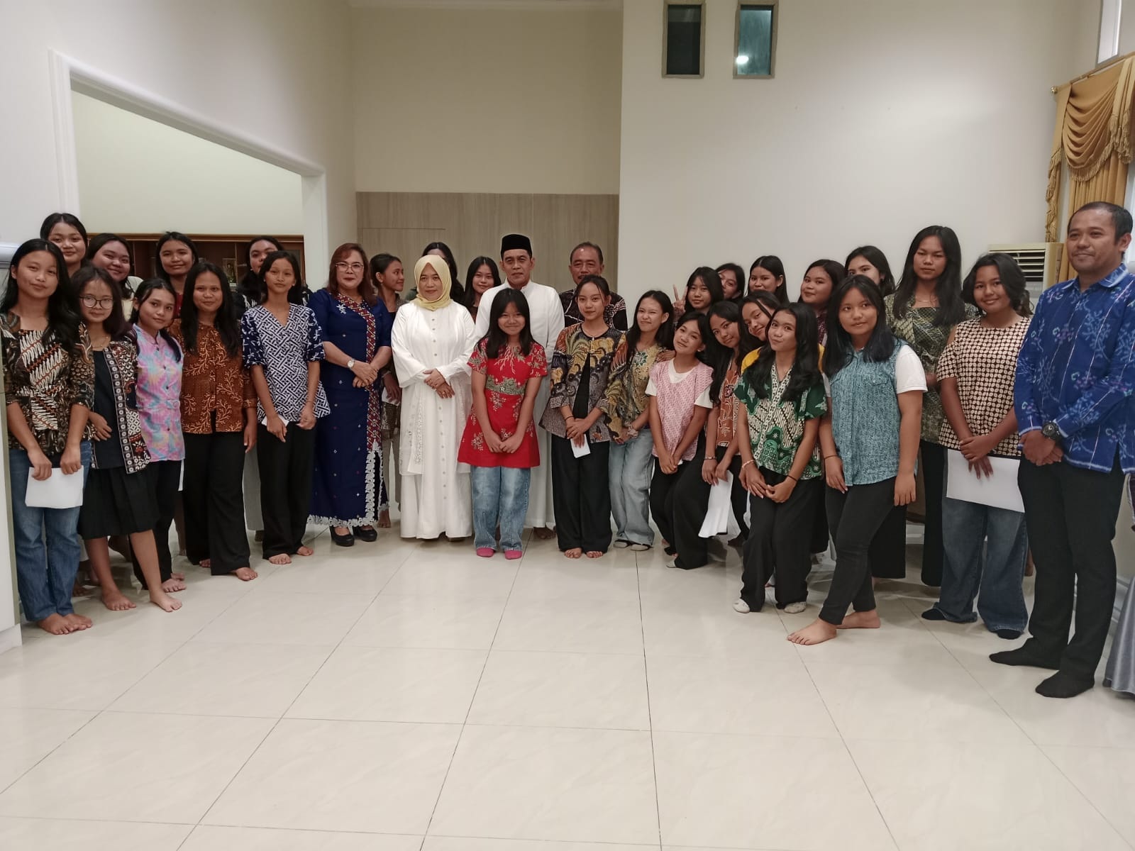 OPEN HOUSE: Bupati Parigi Moutong, H. Erwin Burase, didampingi istri, menyambut tamu undangan dalam kegiatan open house Idul Fitri 1447 H di Rumah Jabatan Bupati, Sabtu (21/03/2026).(FOTO: ISTIMEWA/RA