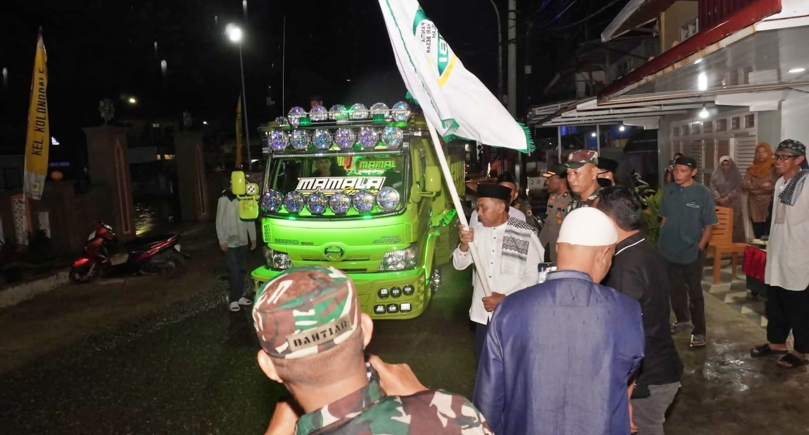 MELEPAS: Sekab Morowali Utara Musda Guntur saat melepas pawai takbir Idulfitri 1447 Hijriah dari Masjid Agung Nurul Taqwa Kolonodale, Jumat (20/3/2026) malam. (FOTO: ISTIMEWA/RADAR PALU)   