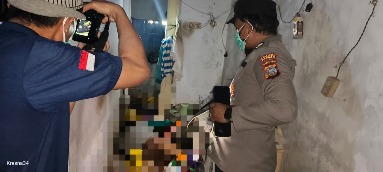 Petugas kepolisian melakukan olah TKP terkait penemuan mayat pria di rumahnya di Parigi Moutong, Sulawesi Tengah.