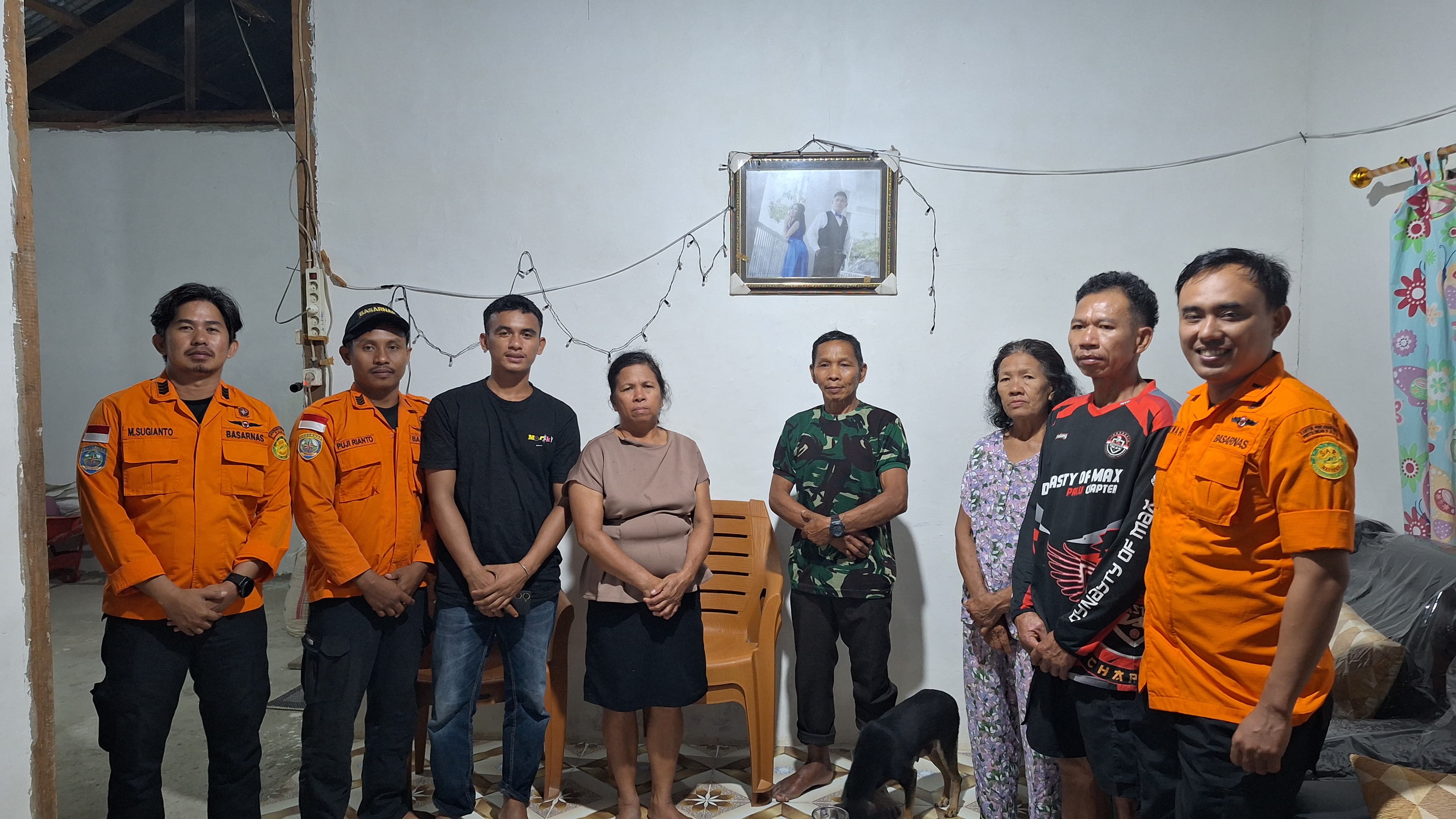 DISERAHKAN KE KELUARGA: Tim SAR gabungan akhirnya menemukan seorang pencari getah damar yang dilaporkan hilang di hutan Hae, Desa Dewua, Kecamatan Poso Pesisir Selatan, Kabupaten Poso.