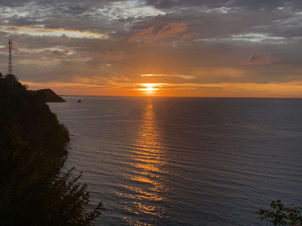 Keindahan sunset salah satu keindahan pantai di Kabupaten Donggala yang bisa dinikmati selama libur lebaran.