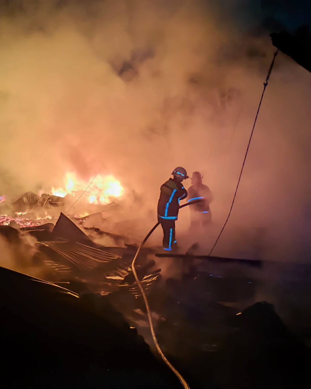 Kebakaran melanda sebuah gudang penyimpanan bahan pakan ternak di Jalan Andi Mattulada, Kelurahan Tondo, Kecamatan Mantikulore, Kota Palu, Sabtu (21/3/2026) petang.