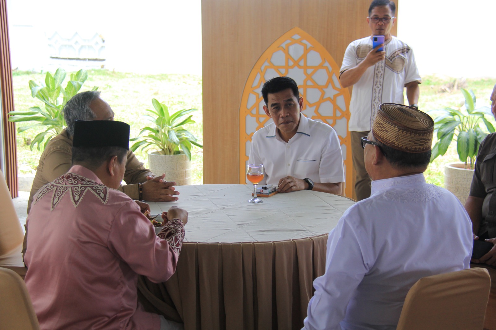 LEBARAN: Tampak Bupati Parimo, Erwin Burase, saat berlebran di Kota Palu.(FOTO ISTIMEWA/RADAR PALU).