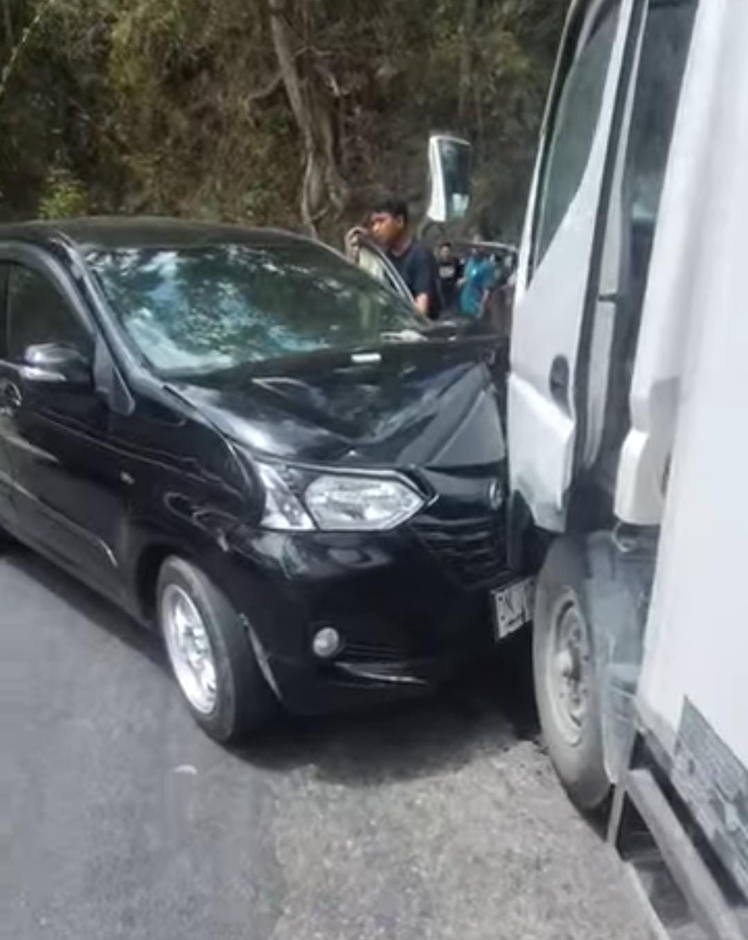 TABRAKAN: Dua mobil bertabrakan di jalan Kebun Kopi.(FOTO: ISTIMEWA/RADAR PALU)  