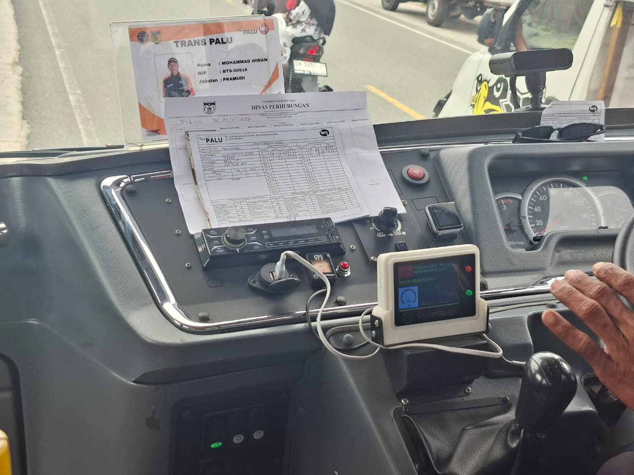Pengawasan Bus Trans Palu kini dilakukan secara real time menggunakan sistem GPS untuk memastikan keselamatan dan kedisiplinan pengemudi.