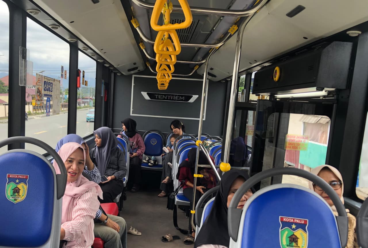 Penumpang memadati Bus Trans Palu rute Pantoloan saat layanan gratis Lebaran 2026 berlangsung.