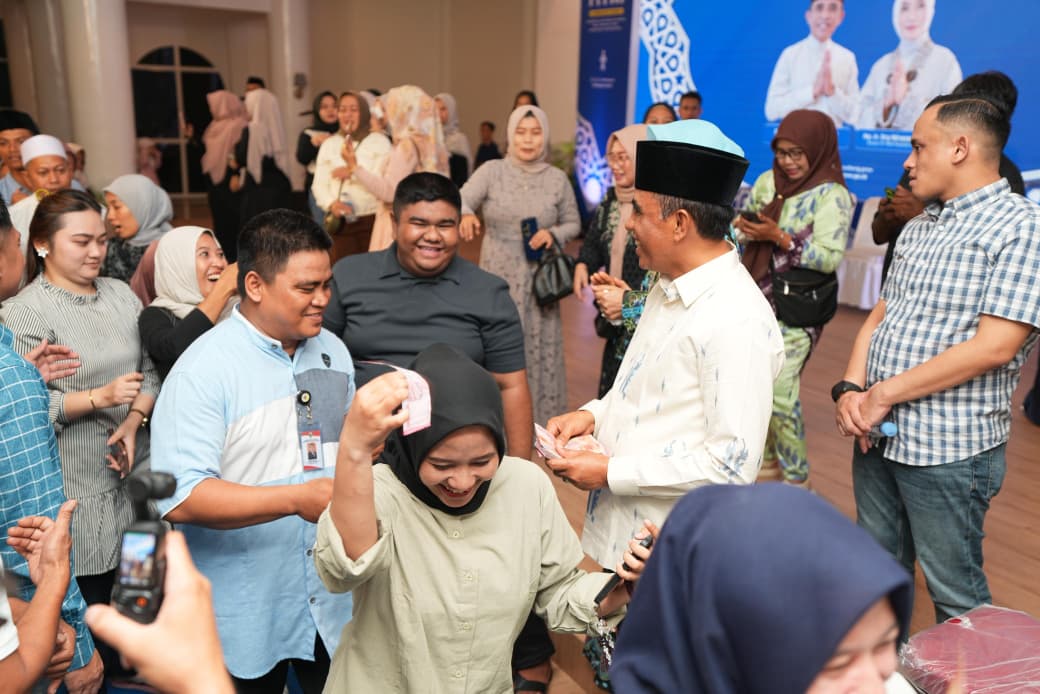 Gubernur Sulteng Anwar Hafid menyambut warga saat Halal Bihalal di Rumah Jabatan Siranindi, Palu.
