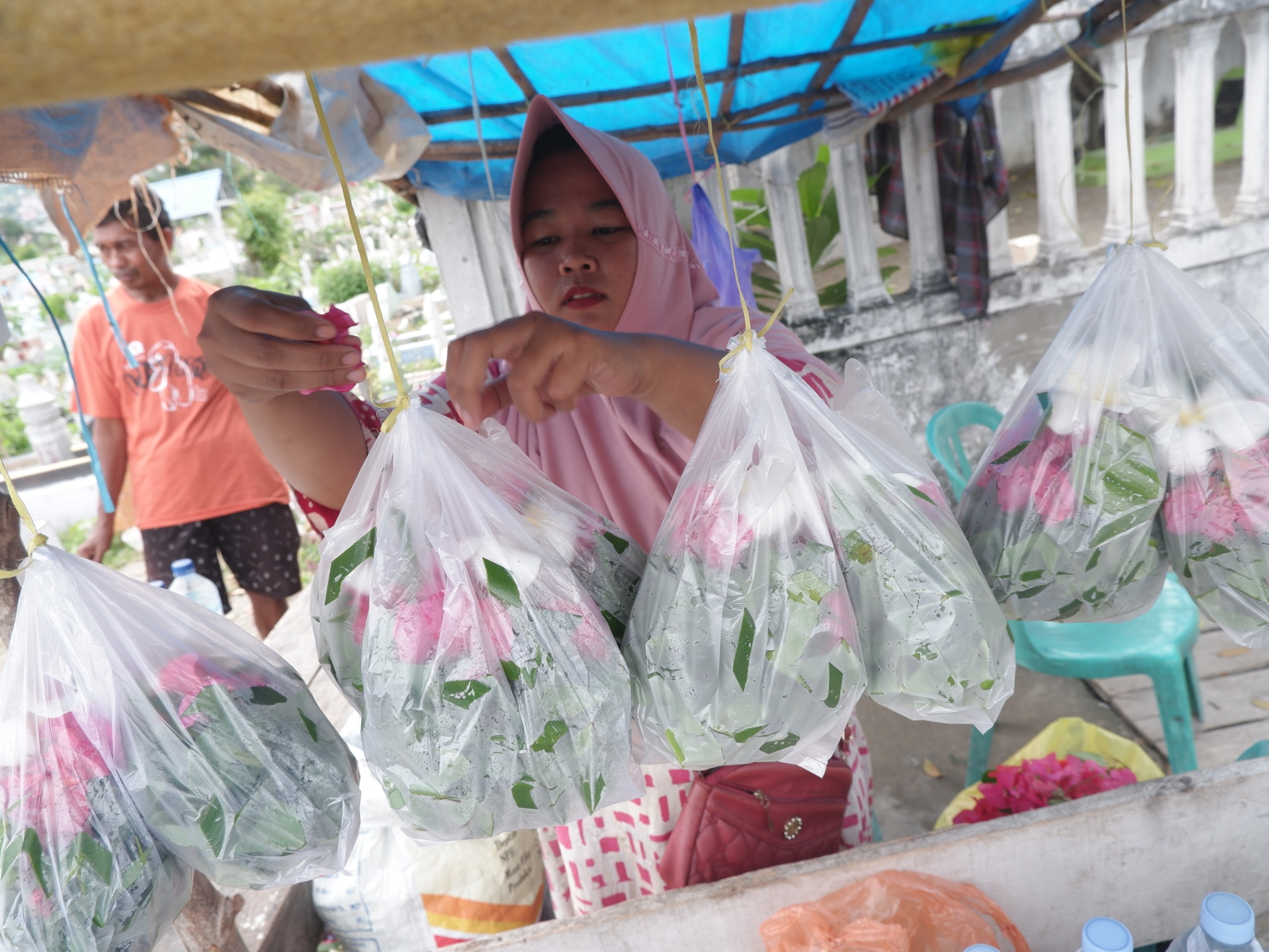 LAPAK SEADANYA: Pedagang bunga di Tempat Pemakaman Umum (TPU) Pogego, Jalan Datu Adam, Kelurahan Donggala Kodi, Kota Palu, berjualan di lapak kayu. 