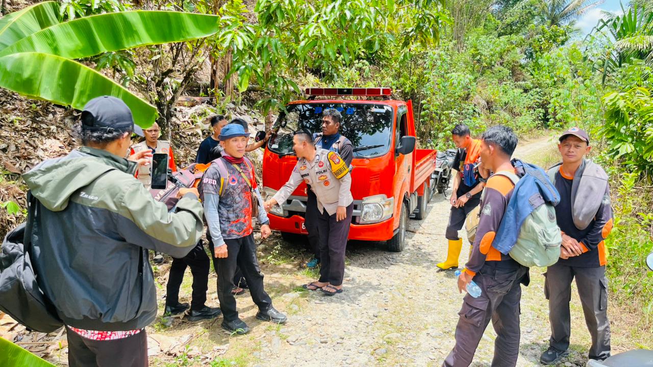 MENCARI: Para pencari, tim SAR, dan warga mencari pendaki yang hilang.(FOTO: YUSLIH ANWAR/RADAR PALU)  &nbsp;