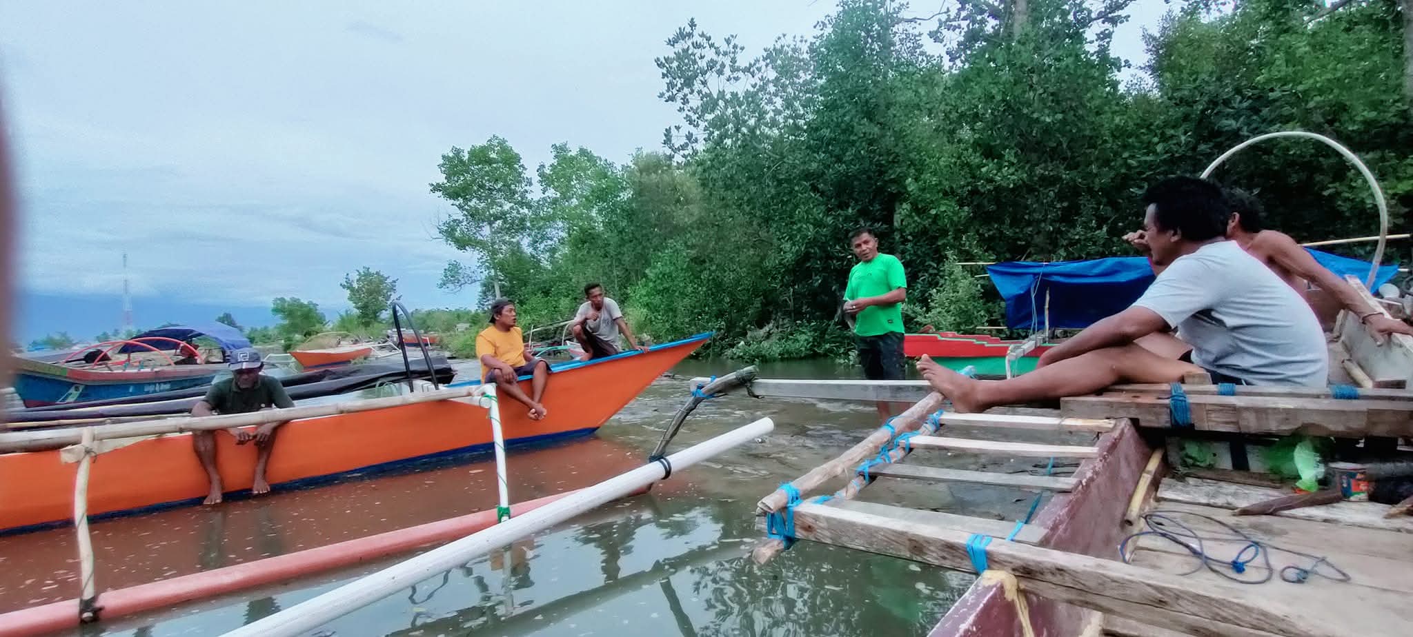 KETIMPANGAN HARGA: Nelayan di pesisir Parigi Moutong memperlihatkan hasil tangkapan ikan sebelum dijual kepada pembeli, di tengah keluhan rendahnya harga di tingkat nelayan, Selasa (24/3/2026).(FOTO: 