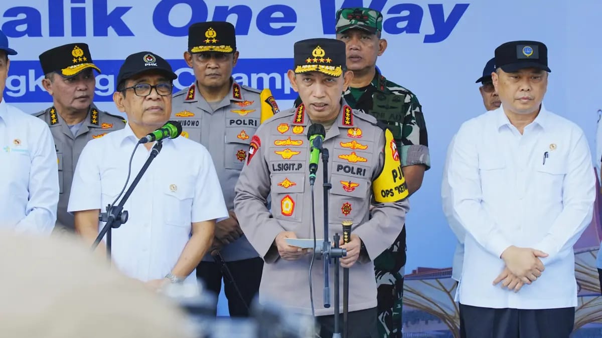 Kapolri saat membuka secara resmi rekayasa lalu lintas one way nasional di Gerbang Tol Kalikangkung, Jawa Tengah, Selasa (24/3).
