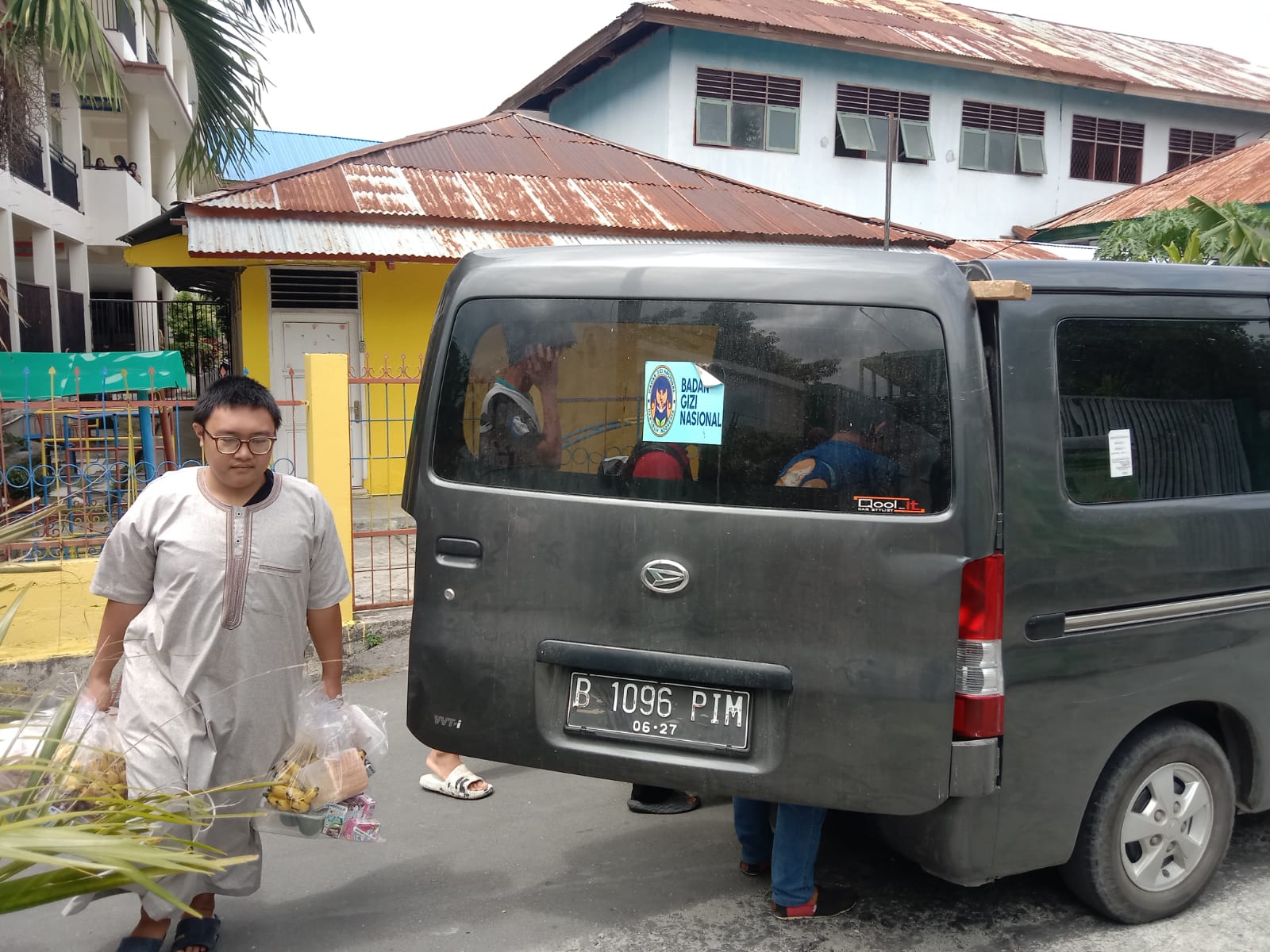 Petugas menyiapkan paket MBG untuk didistribusikan ke sekolah menjelang pelaksanaan serentak 31 Maret 2026.