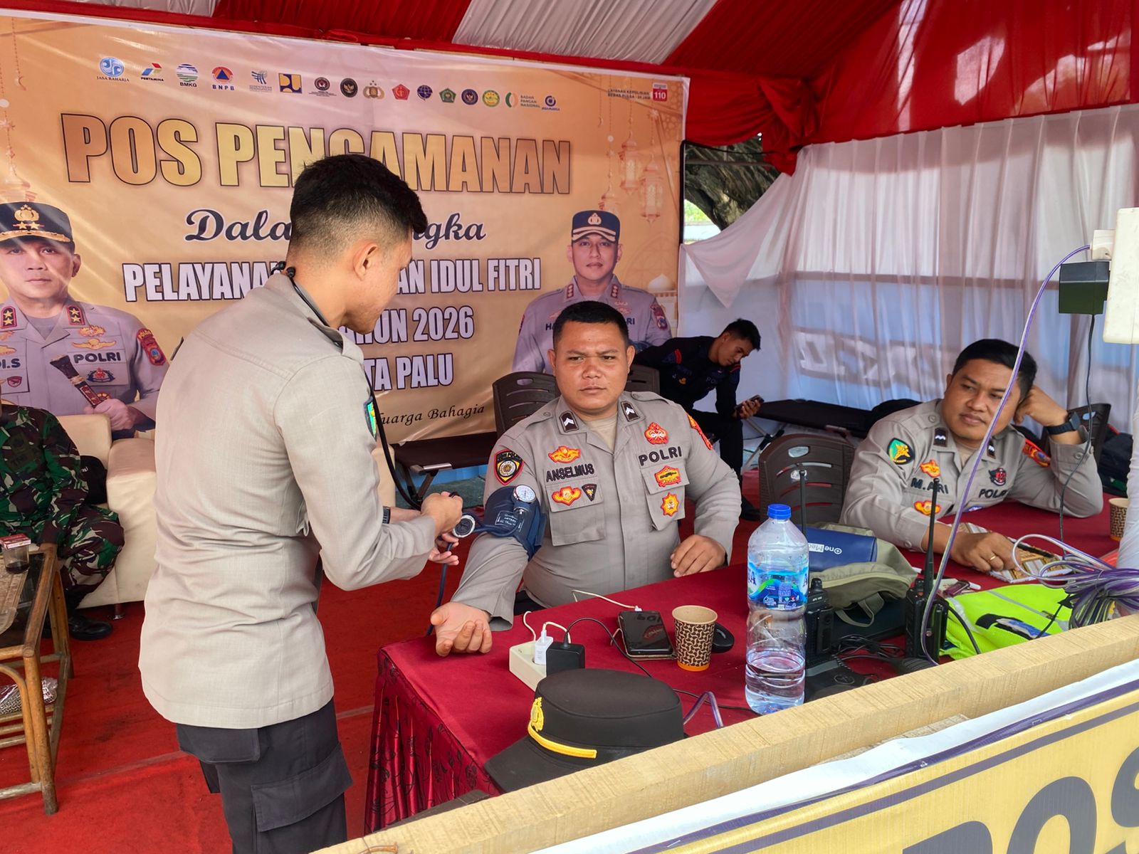 Petugas Sub Satgas Tim Kesehatan melakukan pemeriksaan kondisi personel di Pos Pengamanan Towua, Jalan Basuki Rahmat, Palu, Selasa (24/3/2026).